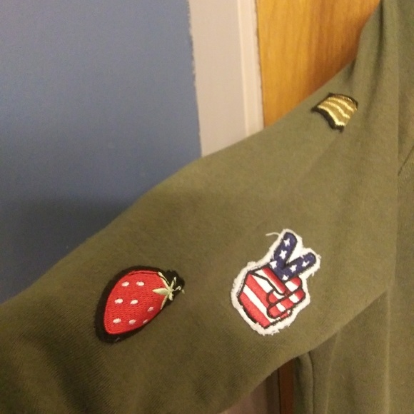 🎉 Super Cute Sweater with patches! - Picture 2 of 5